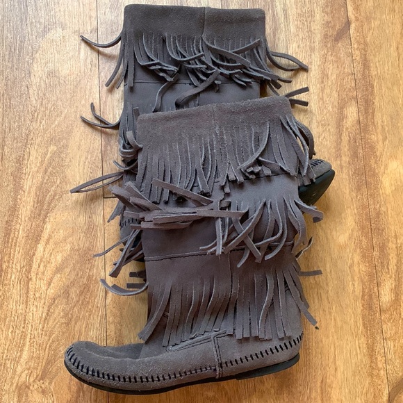 Grey Minnetonka moccasin boots - Picture 3 of 3